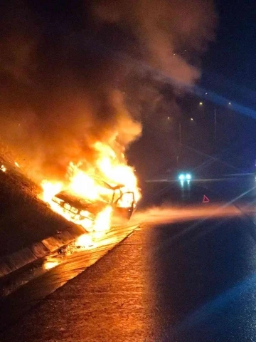 Bursa’da seyir halindeki otomobil alev alev yandı
