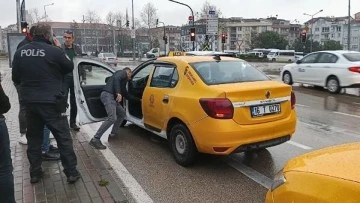 Bursa'da taksi şoförünü boynundan bıçakladı 