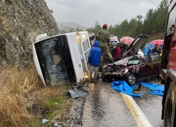 Bursa’da taziye yakınlarını taşıyan otobüs otomobille çarpıştı: 1 ölü, 3 yaralı