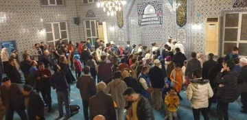 Bursa'da teravih namazına katılan çocuklar hediyelerle seviniyor