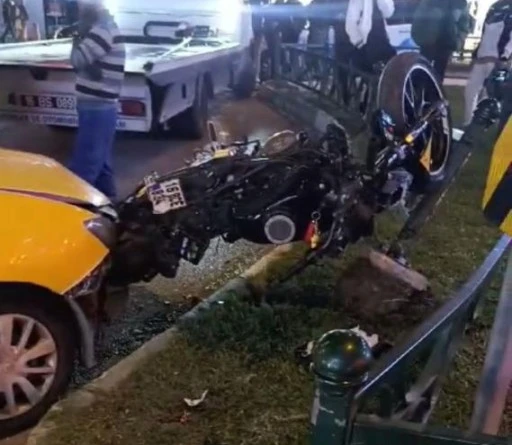 Bursa’da ticari taksi ile motosiklet çarpıştı: 1’i ağır 2 yaralı