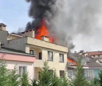 Bursa'da üç katlı binada yangın 