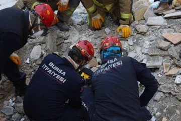 Bursa ekibinin enkaz yığınları arasındaki nefes arayışı