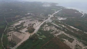 Bursa İznik’te taşan dereye belediye ekipleri müdahale etti