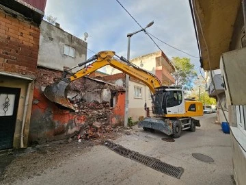 Bursa Osmangazi Belediyesi, madde bağımlılarının mesken tuttuğu binayı yıktı