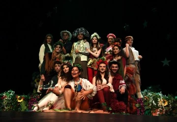 Bursa Osmangazi Belediyesi Tiyatro Okulu'nun sahnelediği Bir Yaz Gecesi Rüyası ayakta alkışlandı