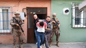 Bursa polisinden uyuşturucu satıcılarına yapılan baskının en özel görüntüleri