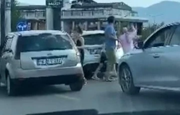 Bursa trafiğinde kadınların tekme-tokat kavgası 