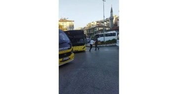 Bursa’da trafikte sinirler gergin...Yol verme yüzünden bıçak çekti