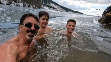 Bursalı gençler Uludağ'da buz tutan göle girdi 