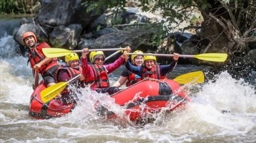 Bursalı kadınlar yöresel kıyafetleriyle rafting yaptı