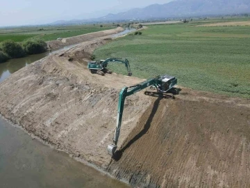 Büyük Menderes’te yatak temizleme çalışmaları yapıldı
