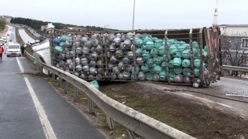 Büyükçekmece’de tüp yüklü kamyon devrildi: 1 yaralı
