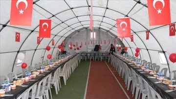 Büyüklere moral çocuklara neşe olsun diye iftar çadırı bayrak ve balonlarla süsleniyor