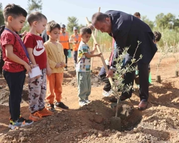 Büyükşehir Belediyesi, Cumhuriyet’in 100’üncü yılında 1923 fidanı toprakla buluşturdu
