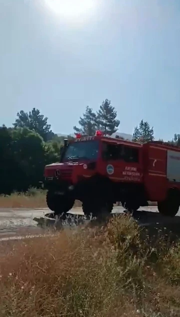 Büyükşehir İtfaiyesi, orman yangınlarını söndürmek için canla başla görev yaptı
