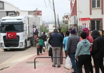 Büyükşehir mahallelere sıcak yemek ulaştırmaya devam ediyor
