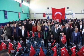 Büyükşehir, Yavuzeli ve Araban’daki öğretmenlere bisiklet dağıttı
