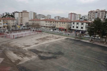 Büyükşehir, yıkımını tamamladığı okulun bahçesine asfalt döktü
