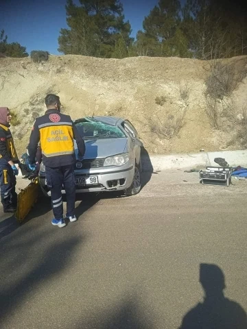 Buzlanma nedeniyle yoldan çıkan otomobil şarampole savruldu: 2 yaralı
