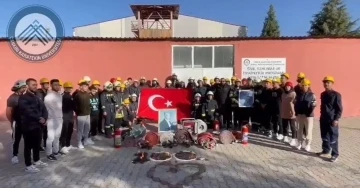 ÇAKÜ öğrencilerinden Cumhuriyet’in 100. yılında Andımız okudu
