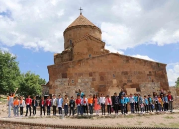 Çaldıranlı çocuklar ilk defa gördükleri Akdamar Adası’na hayran kaldı
