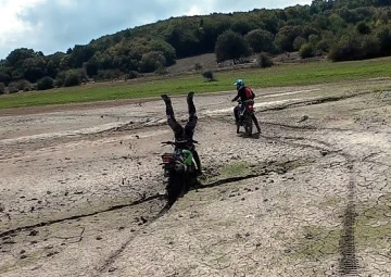 Çamura saplanan motosikletli böyle takla attı: Arkadaşları kahkahaya boğuldu
