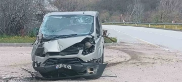 Çan’da kontrolden çıkan ticari araç elektrik direğine çarptı