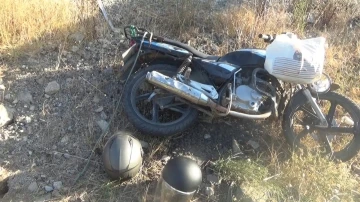 Çanakkale’de motosiklet trafik levhasına çarptı: 2 yaralı