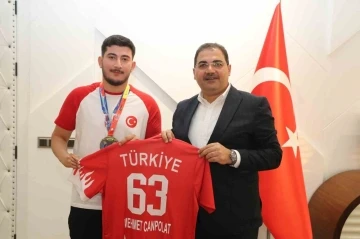 Canpolat dünya şampiyonu genç sporcuyu tebrik etti
