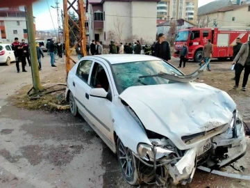 Otomobilin çarptığı araç yolda yürüyen anne ve oğlunu ezdi