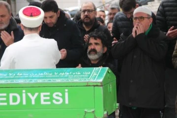 Çaycı Hüseyin, annesini Bursa'da gözyaşlarıyla toprağa verdi 