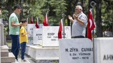 Cebeci Askeri Şehitliği'nde bayram yoğunluğu