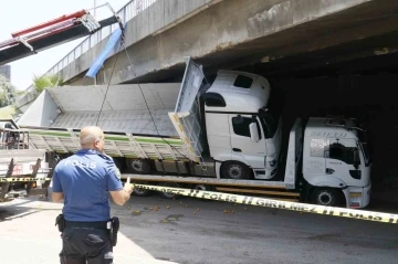 Çekicinin üzerindeki kamyon otoyol köprüsüne sıkıştı
