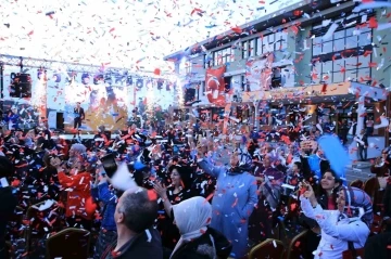 Çekmeköy’de liseli gençlerin mezuniyet coşkusu
