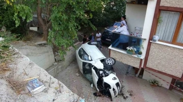 Çekmeköy’de otomobilin apartman boşluğuna düştüğü kaza kamerada
