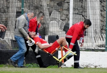 Sakatlanan çeşme Belediyespor oyuncusu, sedyeyle taşındı