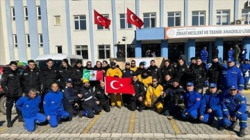 Çevik kuvvet polisi kaldıkları okulun tahtasına öğrenciler için yazdı