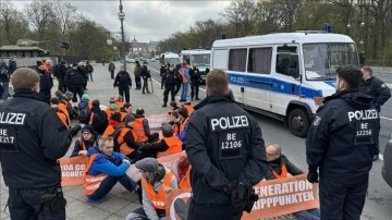 Çevreciler Berlin'de Alman hükümetinin iklim politikasını protesto etti