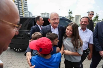 CHP Lideri Kılıçdaroğlu, Babalar Günü dolayısıyla deprem bölgesini ziyaret etti