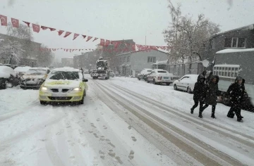 Çıldır B-beyaz gelinliğini giydi
