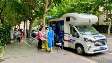 Çin'in en büyük şehri Şanghay'da nüfusun yüzde 70'inin Kovid-19 olduğu tahmin ediliyo