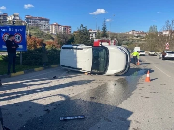 Cipin çarptığı hafif ticari araç devrildi: 2 yaralı
