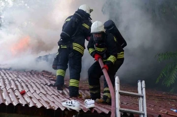 Çocuğun çakmakla oyunu evi kül etti, aile gözyaşları içinde kaldı
