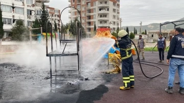 Çocuk oyun alanında korkutan yangın
