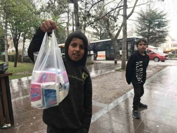 Çocuklar, yağmur altında mendil satmaya devam etti