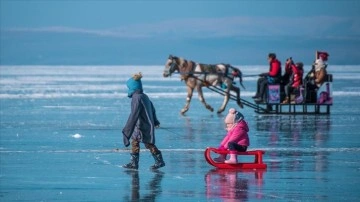 Çocuklar yarıyıl tatilinde Çıldır Gölü'nde eğlendi