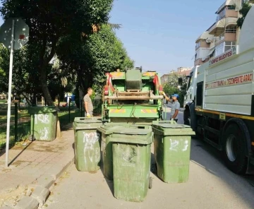 Çöp konteynerleri dezenfekte ediliyor
