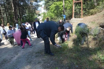 Çöp toplayıp fidan diktiler