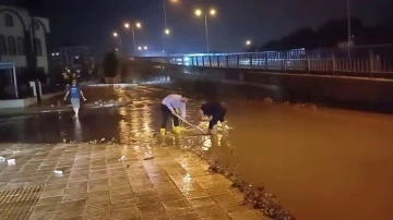 Çorum’da sağanak yağış hayatı olumsuz etkiledi: Yollar dereye döndü, ev ve iş yerlerini su bastı
